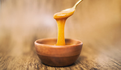 Peut-on utiliser une cuillère en métal avec du miel de Manuka sans risque ?